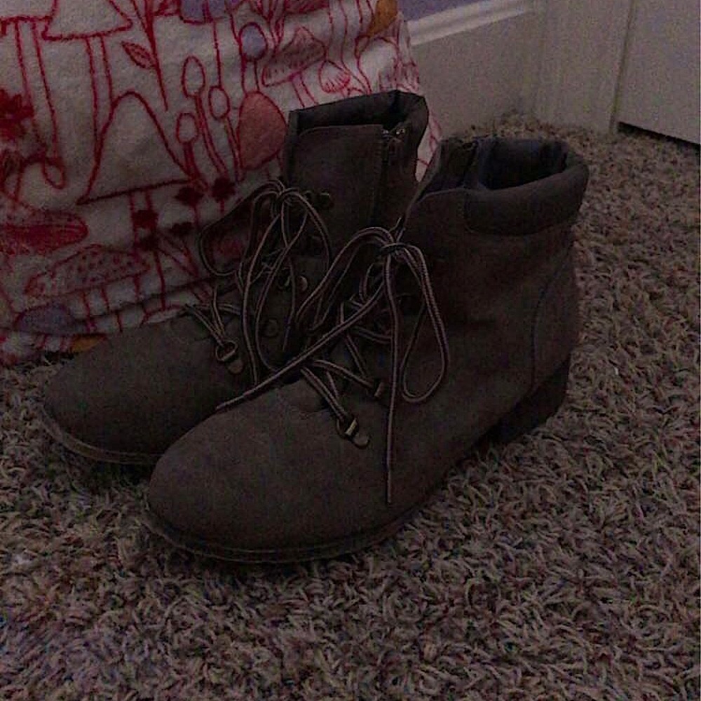 Stylish and cozy boots that are great for almost all seasons!